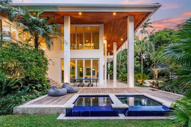 7150 W Lago Dr, Coral Gables, FL 33143