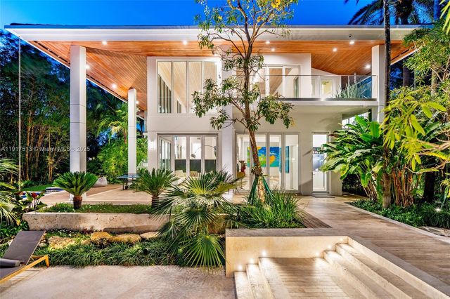 7150 W Lago Dr, Coral Gables, FL 33143