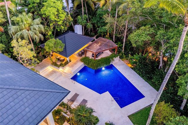 7150 W Lago Dr, Coral Gables, FL 33143