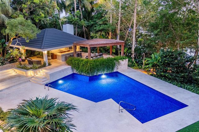 7150 W Lago Dr, Coral Gables, FL 33143