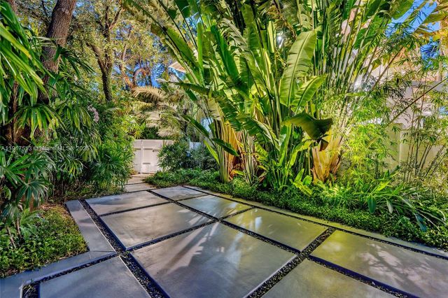 7150 W Lago Dr, Coral Gables, FL 33143