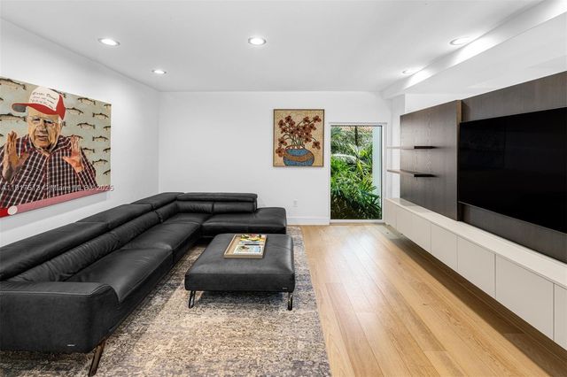 7150 W Lago Dr, Coral Gables, FL 33143