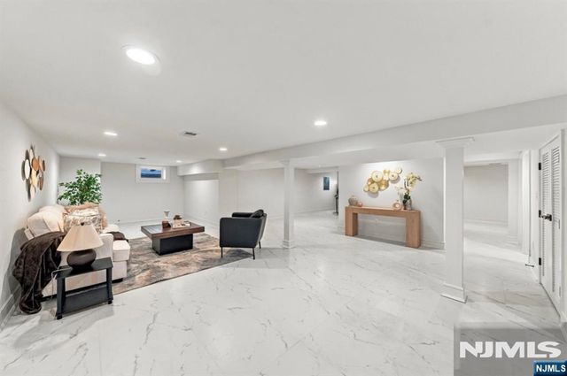 31 Barnsdale Road, Clifton, NJ 07013