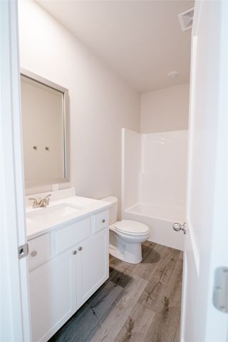 757 E 23rd Street N, Newton, IA 50208