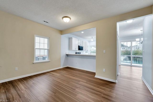 821 Gas Light LN, Virginia Beach, VA 23462