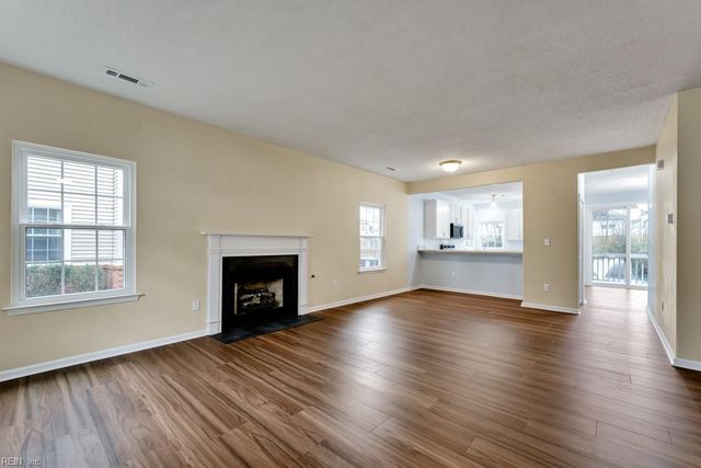 821 Gas Light LN, Virginia Beach, VA 23462