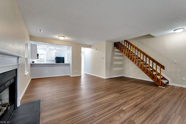 821 Gas Light LN, Virginia Beach, VA 23462