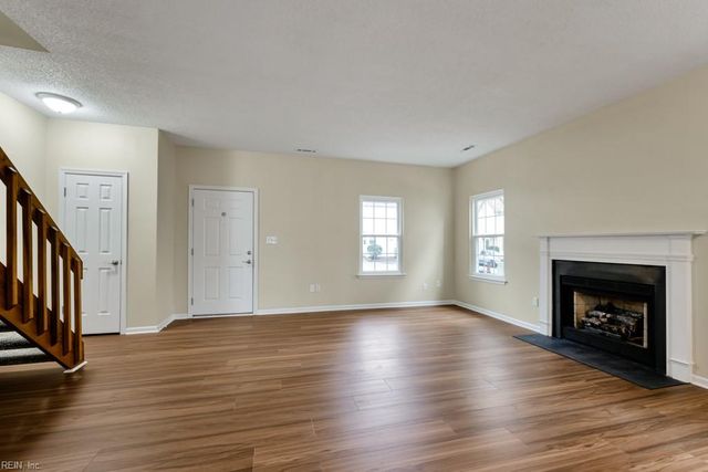 821 Gas Light LN, Virginia Beach, VA 23462