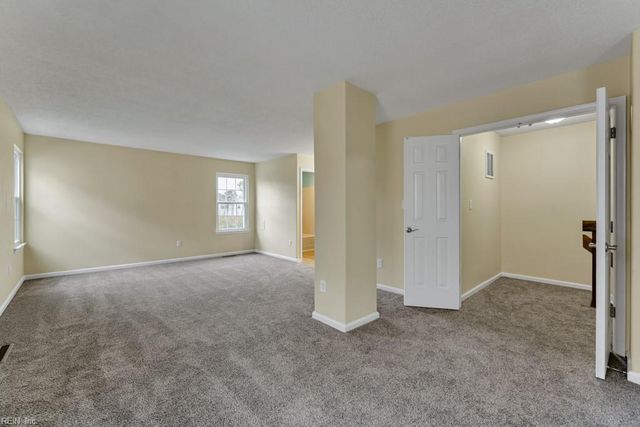 821 Gas Light LN, Virginia Beach, VA 23462