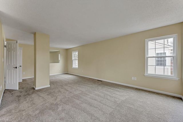 821 Gas Light LN, Virginia Beach, VA 23462