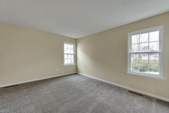 821 Gas Light LN, Virginia Beach, VA 23462