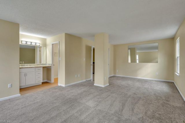 821 Gas Light LN, Virginia Beach, VA 23462