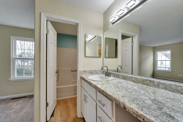 821 Gas Light LN, Virginia Beach, VA 23462