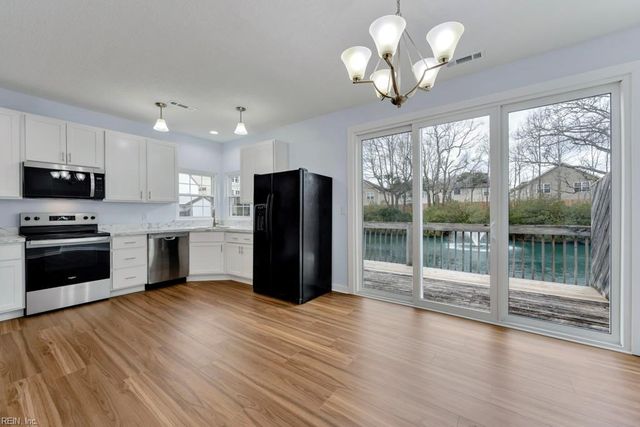 821 Gas Light LN, Virginia Beach, VA 23462