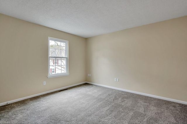 821 Gas Light LN, Virginia Beach, VA 23462