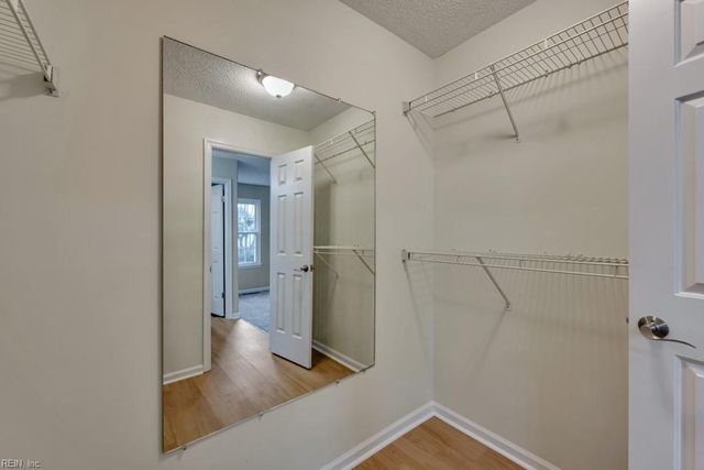 821 Gas Light LN, Virginia Beach, VA 23462