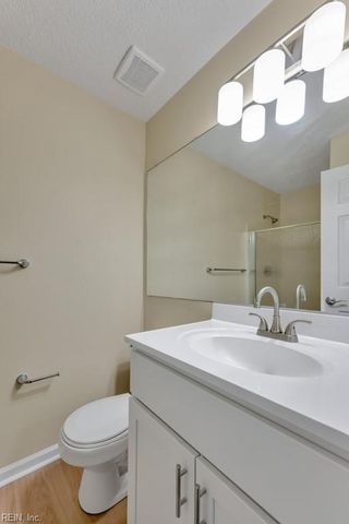 821 Gas Light LN, Virginia Beach, VA 23462