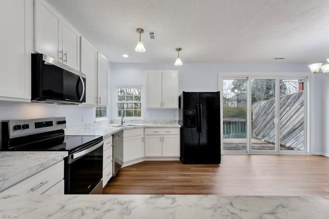 821 Gas Light LN, Virginia Beach, VA 23462