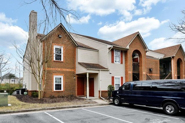 821 Gas Light LN, Virginia Beach, VA 23462