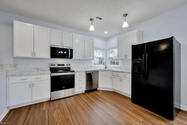 821 Gas Light LN, Virginia Beach, VA 23462