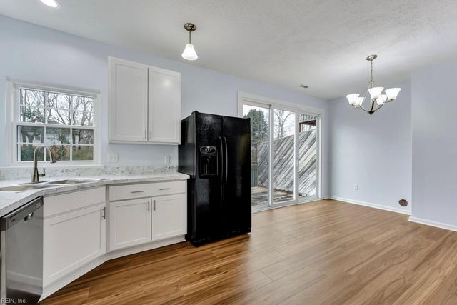 821 Gas Light LN, Virginia Beach, VA 23462