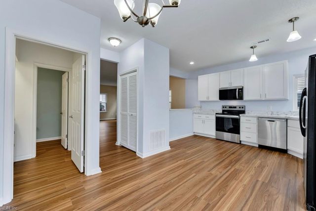 821 Gas Light LN, Virginia Beach, VA 23462