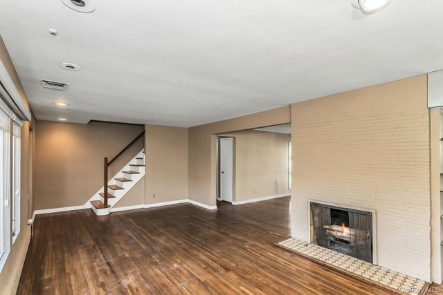 11 Rockhill Road, East Hills, NY 11577