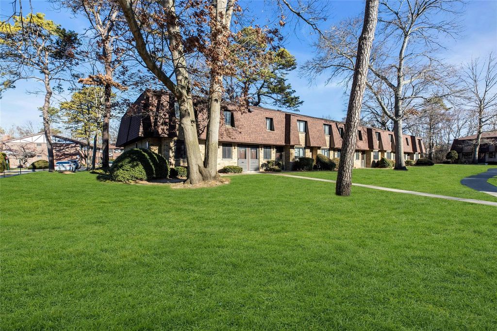 35 Newbrook 35, Bay Shore, NY 11706