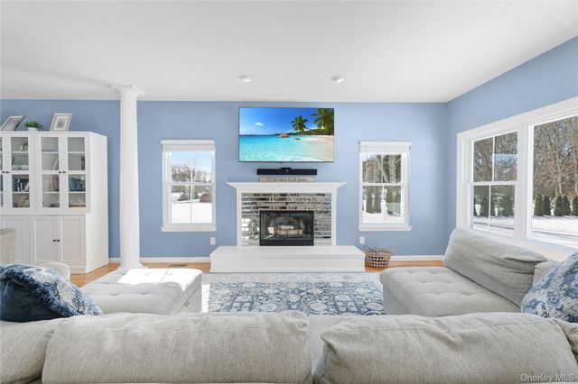 20 Chateau Drive, Manorville, NY 11949