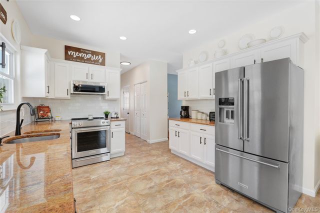 20 Chateau Drive, Manorville, NY 11949