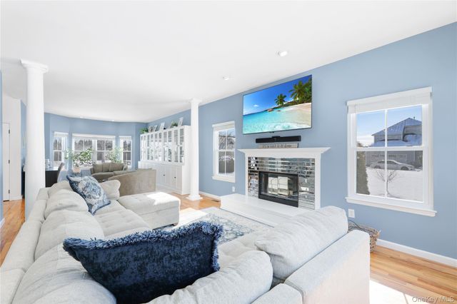 20 Chateau Drive, Manorville, NY 11949