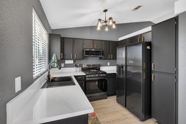 8337 Grand Cru Dr, Sacramento, CA 95829