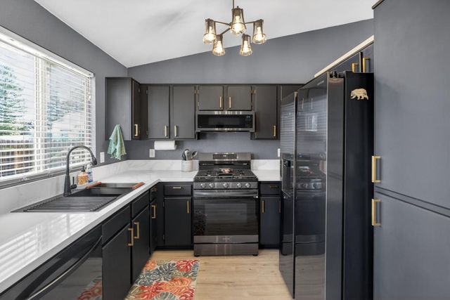 8337 Grand Cru Dr, Sacramento, CA 95829