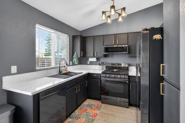 8337 Grand Cru Dr, Sacramento, CA 95829