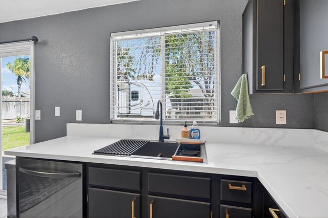 8337 Grand Cru Dr, Sacramento, CA 95829