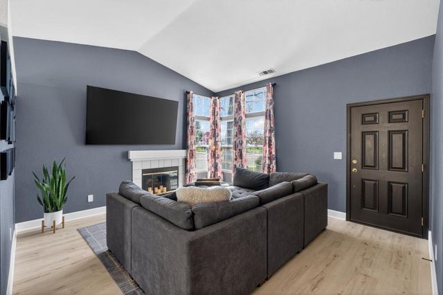 8337 Grand Cru Dr, Sacramento, CA 95829