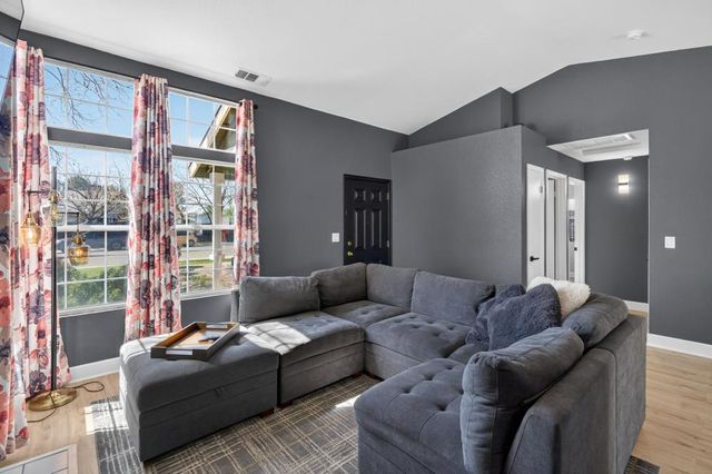 8337 Grand Cru Dr, Sacramento, CA 95829