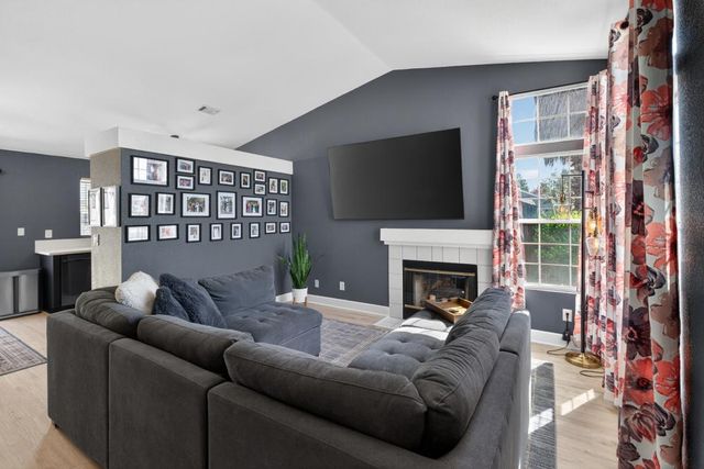 8337 Grand Cru Dr, Sacramento, CA 95829