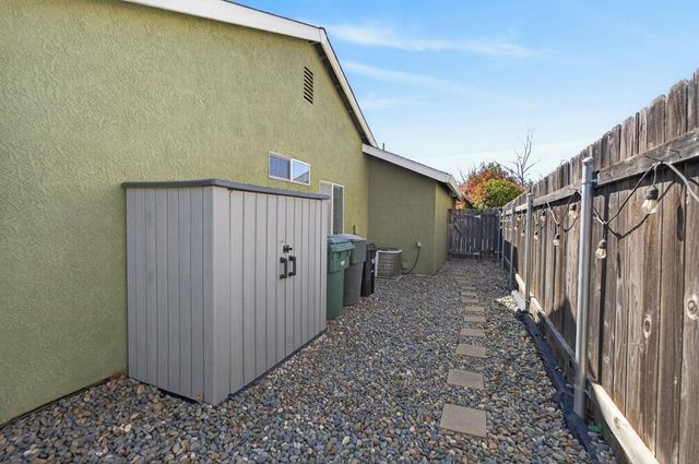 8337 Grand Cru Dr, Sacramento, CA 95829