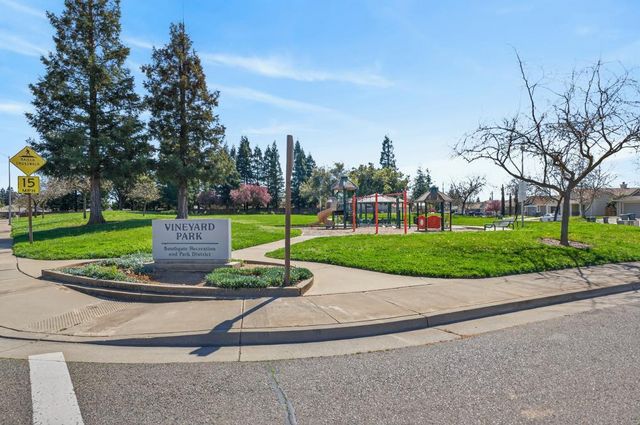 8337 Grand Cru Dr, Sacramento, CA 95829