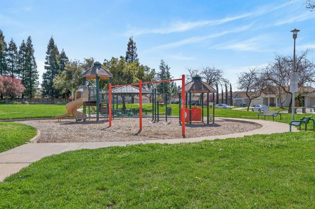 8337 Grand Cru Dr, Sacramento, CA 95829