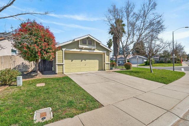 8337 Grand Cru Dr, Sacramento, CA 95829