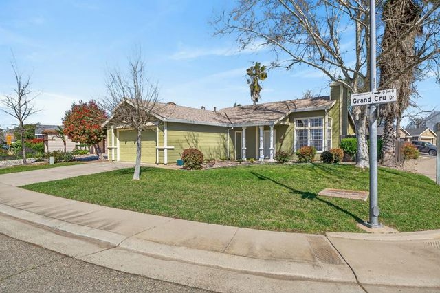 8337 Grand Cru Dr, Sacramento, CA 95829
