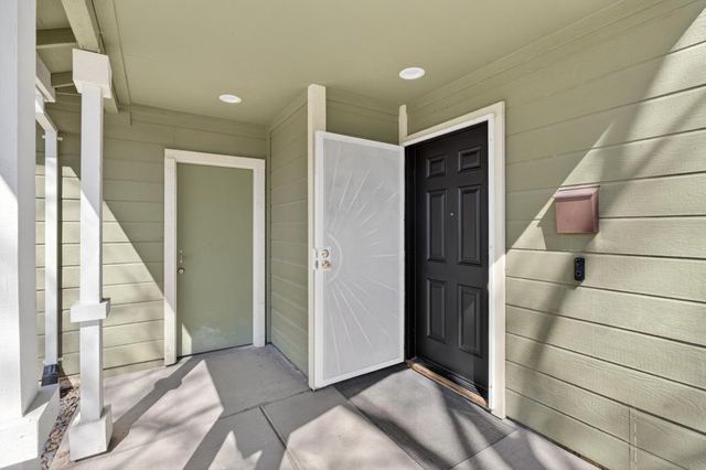 8337 Grand Cru Dr, Sacramento, CA 95829