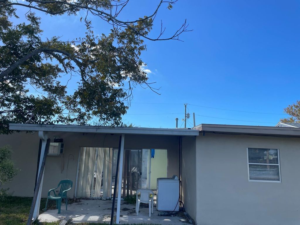 Image 5 of property listing at 13900 MURIEL AVENUE, Hudson, FL 34667