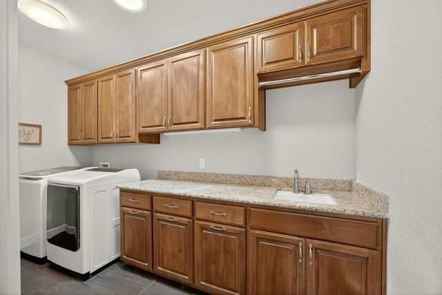 1407 Rustler Peak Street, Central Point, OR 97502