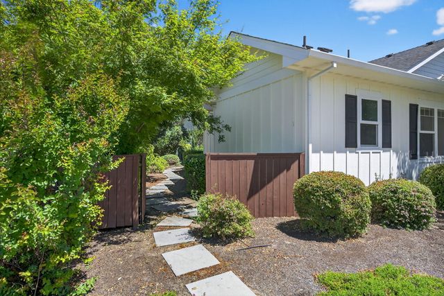 1407 Rustler Peak Street, Central Point, OR 97502