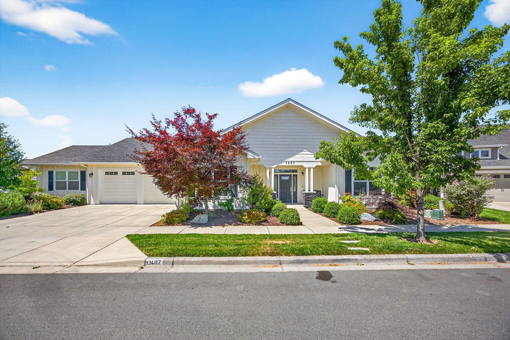 1407 Rustler Peak Street, Central Point, OR 97502