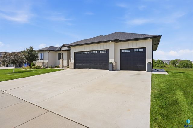 5503 W Colonial Ct Court, Sioux Falls, SD 57107