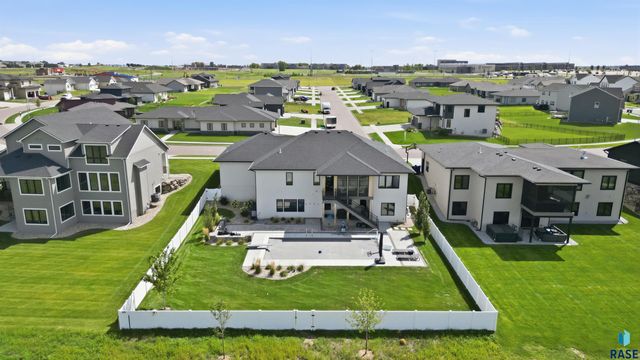 5503 W Colonial Ct Court, Sioux Falls, SD 57107